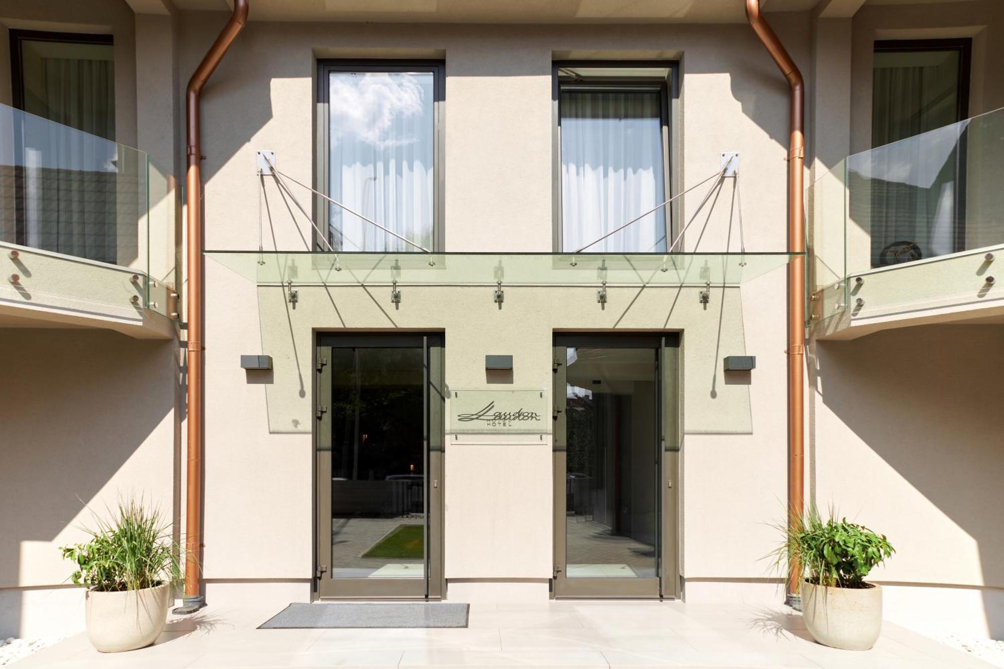Hotel Laudon Ужгород Екстериор снимка